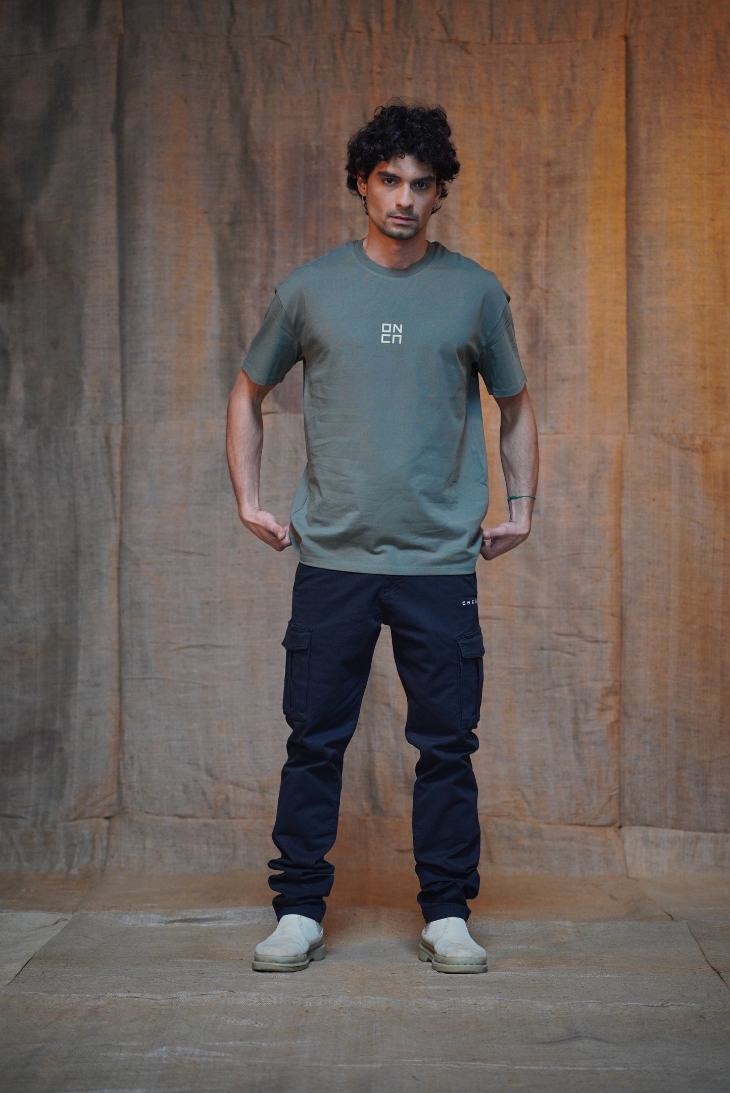 T-SHIRT ABOVE KHAKI